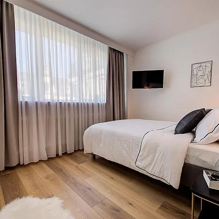 1 Avec Verrière, Centre *