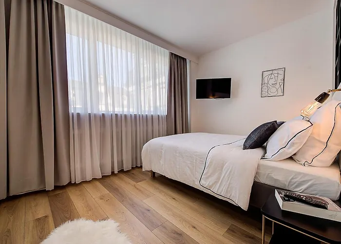 1 Avec Verrière, Centre *